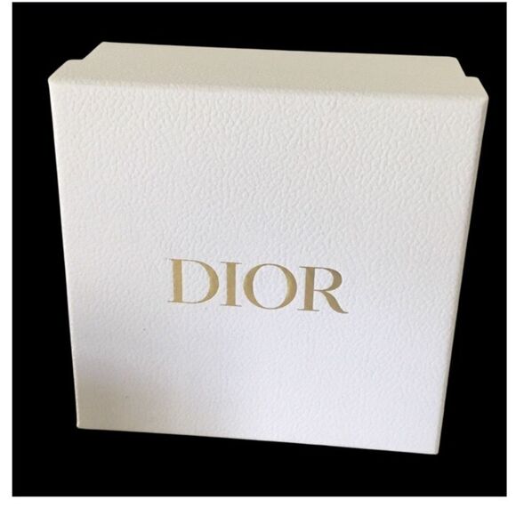 DIOR WHITE AND GOLD LETTERS. - Picture 1 of 4